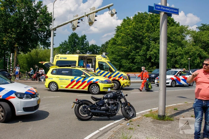 Motorrijder ernstig gewond automobilist rijdt door