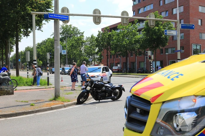 Motorrijder ernstig gewond automobilist rijdt door