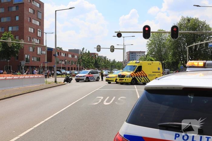 Motorrijder ernstig gewond automobilist rijdt door