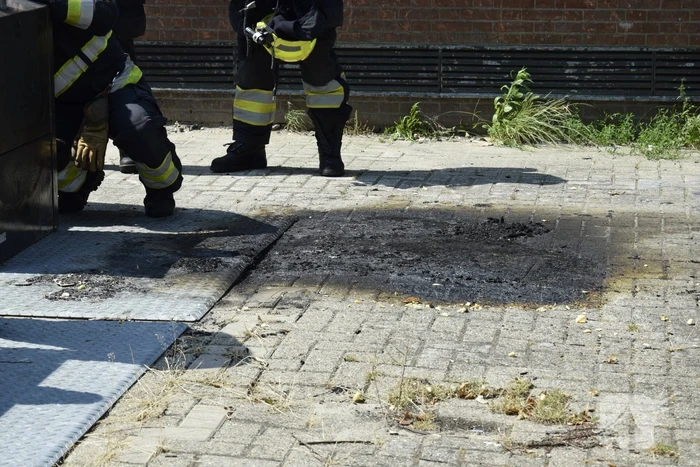 Afval in ondergrondse container vat vlam