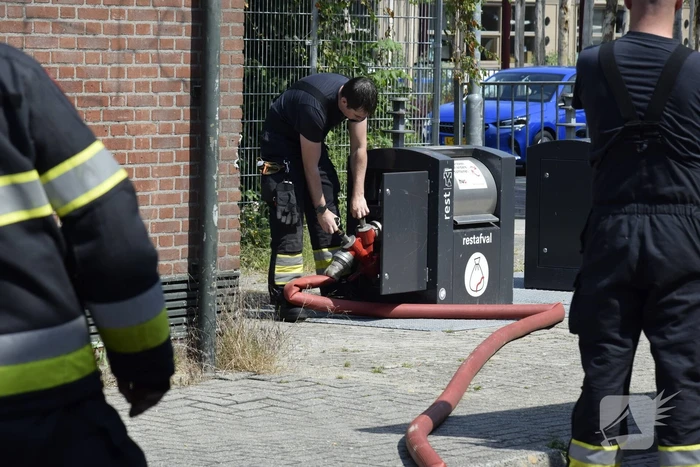 Afval in ondergrondse container vat vlam