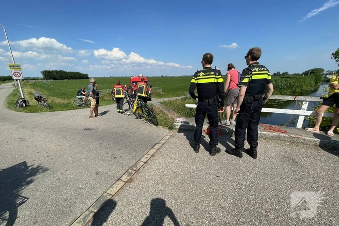 Magneetvissers vinden object in sloot