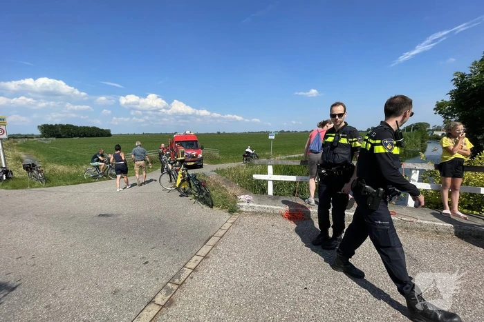 Magneetvissers vinden object in sloot
