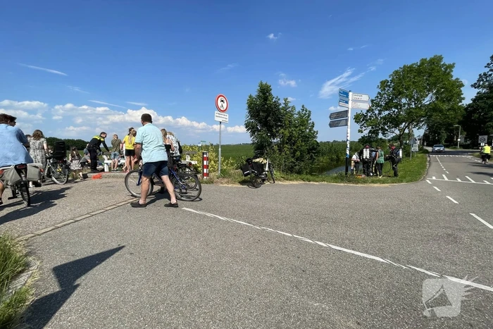 Magneetvissers vinden object in sloot