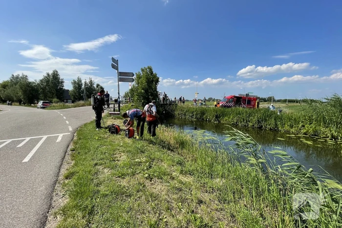 Magneetvissers vinden object in sloot
