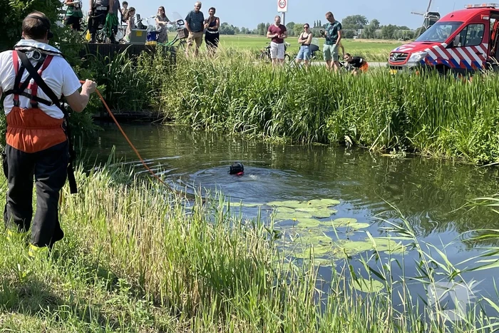 Magneetvissers vinden object in sloot