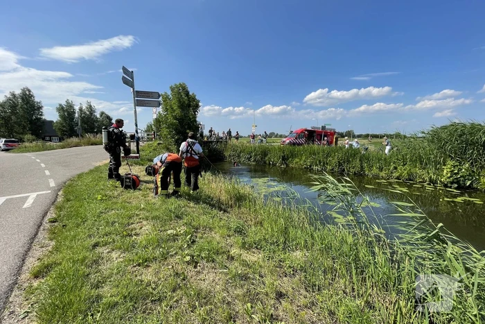 Magneetvissers vinden object in sloot