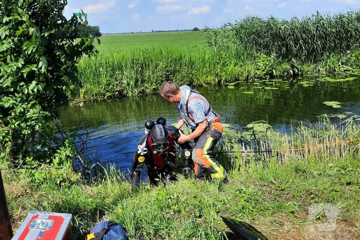 Magneetvissers vinden object in sloot