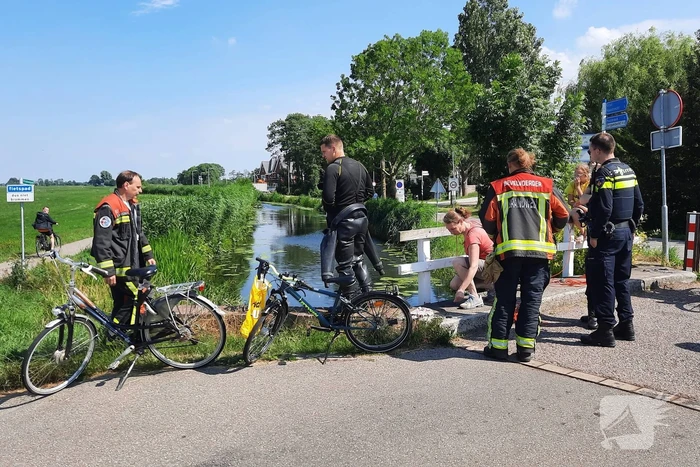 Magneetvissers vinden object in sloot