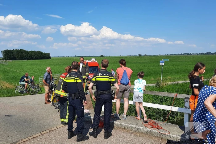 Magneetvissers vinden object in sloot