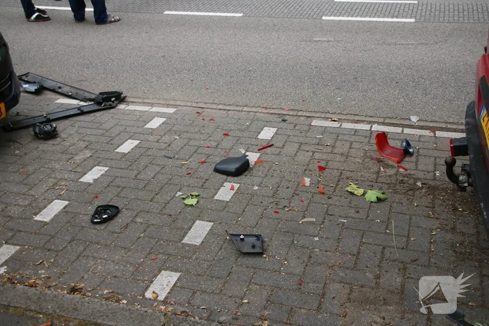 Bestelbus rijdt tegen geparkeerd busje