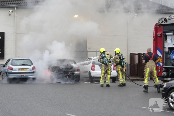 Auto in brand op parkeerplaats