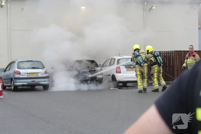 Auto in brand op parkeerplaats