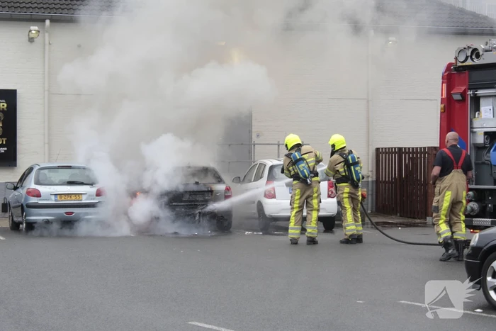 Auto in brand op parkeerplaats