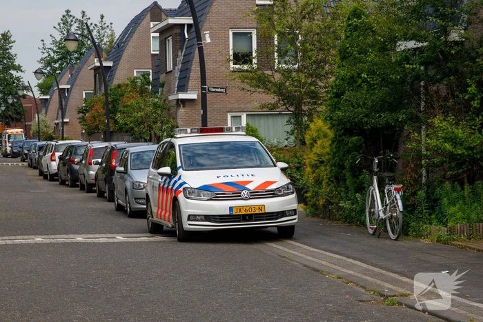 Politie en recherche vallen woning in Vathorst binnen