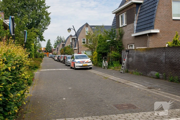 Politie en recherche vallen woning in Vathorst binnen