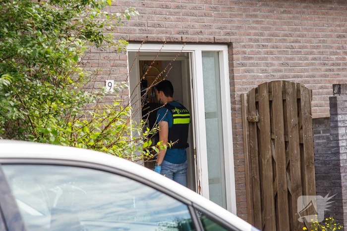 Politie en recherche vallen woning in Vathorst binnen