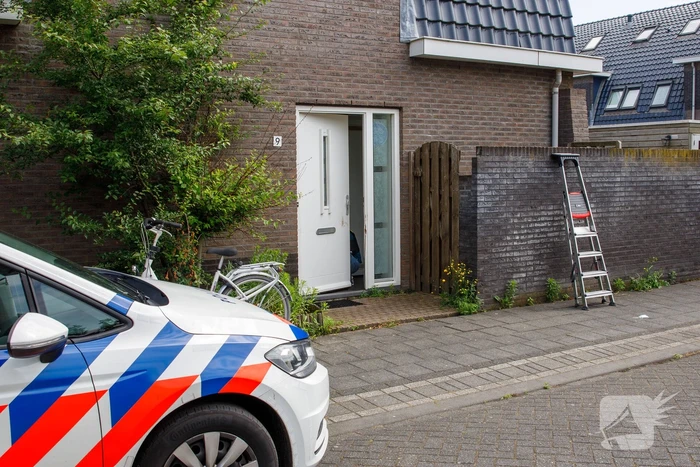 Politie en recherche vallen woning in Vathorst binnen