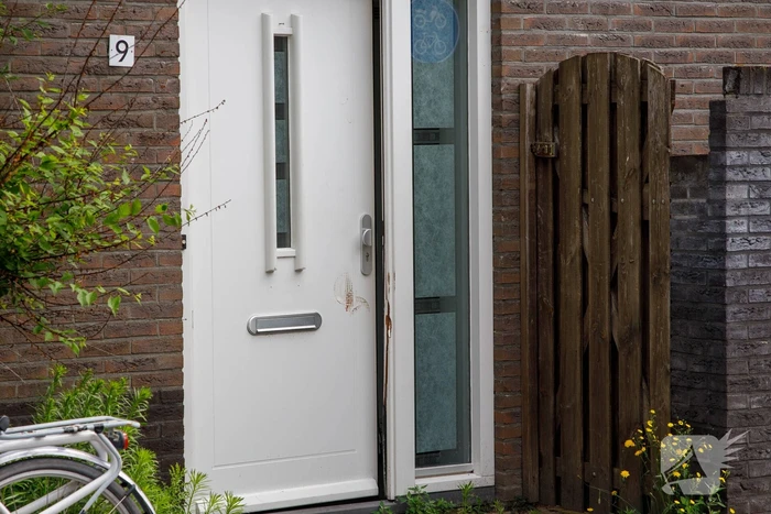 Politie en recherche vallen woning in Vathorst binnen