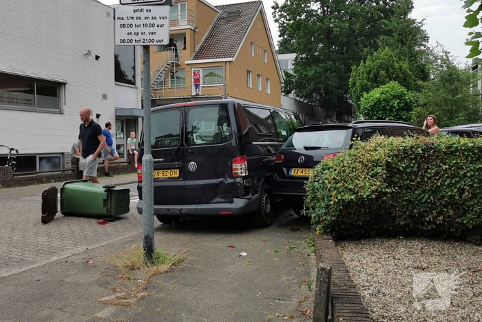 Bestelbus rolt achteruit en zorgt voor flinke schade