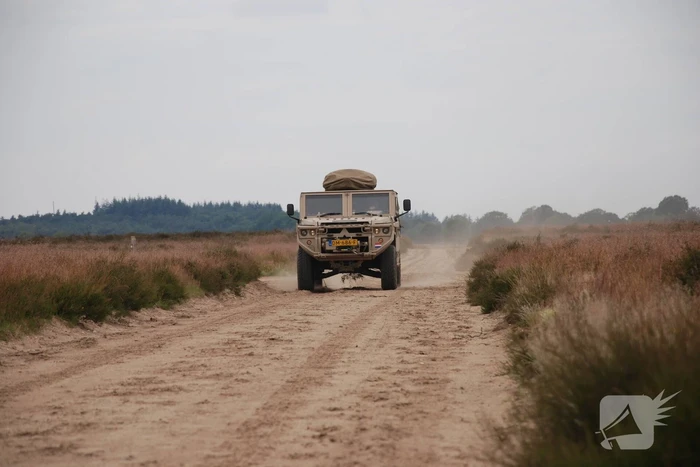 Defensie oefent met parachutisten op Ginkelse Heide