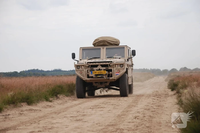 Defensie oefent met parachutisten op Ginkelse Heide