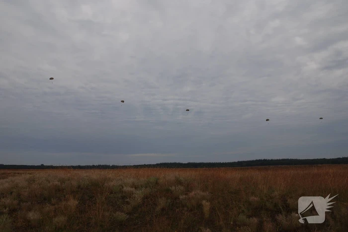 Defensie oefent met parachutisten op Ginkelse Heide