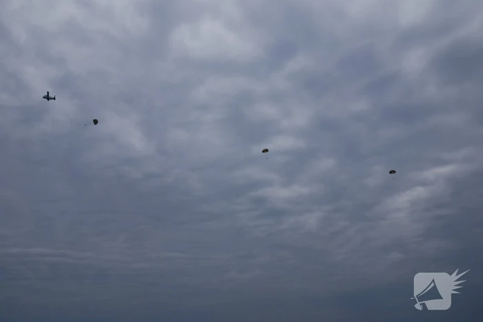 Defensie oefent met parachutisten op Ginkelse Heide