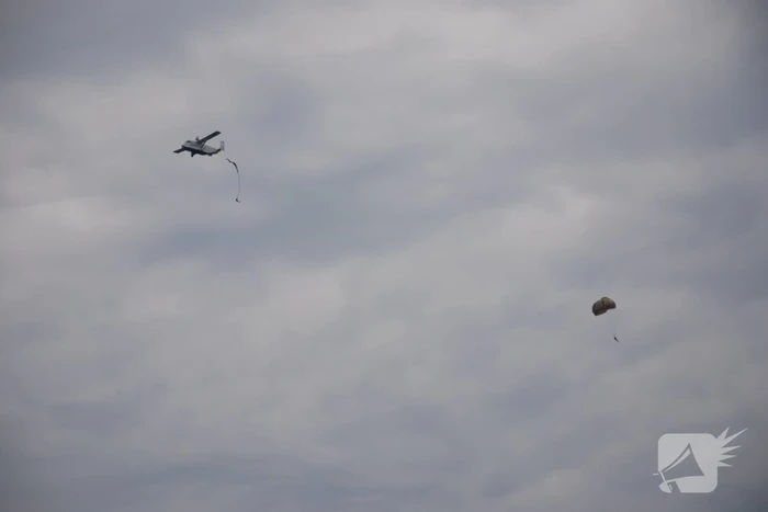 Defensie oefent met parachutisten op Ginkelse Heide