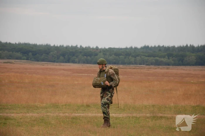 Defensie oefent met parachutisten op Ginkelse Heide
