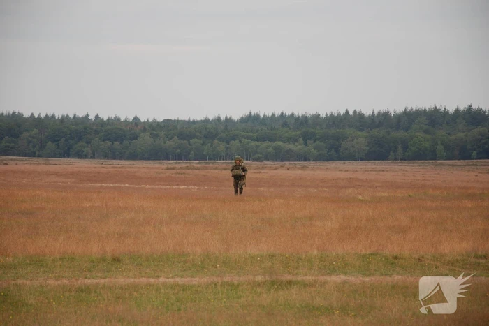 Defensie oefent met parachutisten op Ginkelse Heide