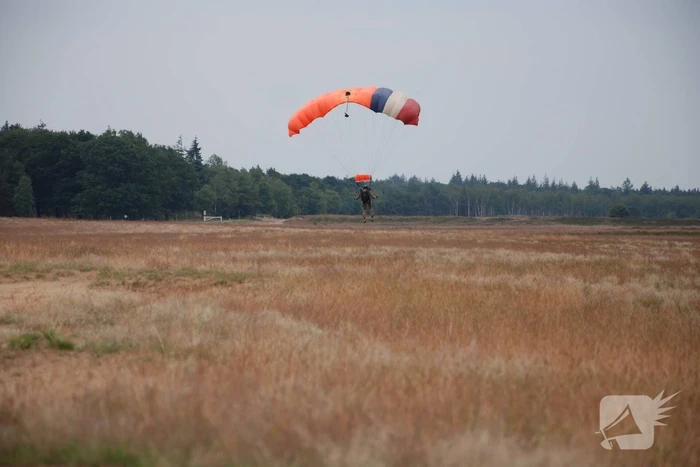Defensie oefent met parachutisten op Ginkelse Heide