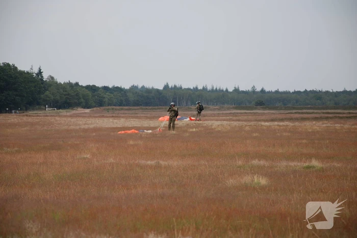Defensie oefent met parachutisten op Ginkelse Heide