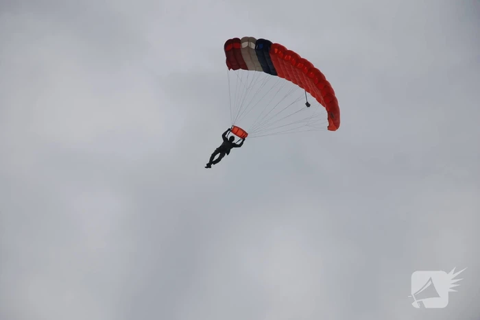 Defensie oefent met parachutisten op Ginkelse Heide