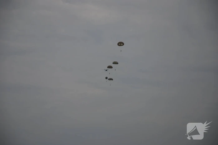 Defensie oefent met parachutisten op Ginkelse Heide