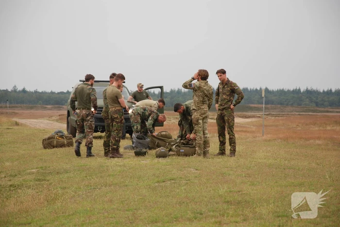 Defensie oefent met parachutisten op Ginkelse Heide