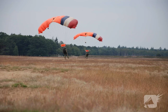 Defensie oefent met parachutisten op Ginkelse Heide