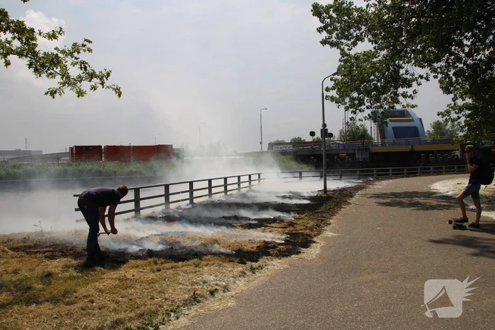 Grasveld bij Slauerhoffbrug in brand