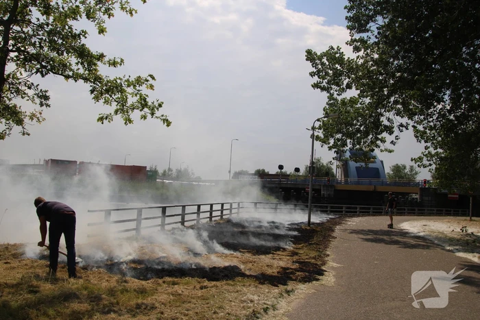 Grasveld bij Slauerhoffbrug in brand