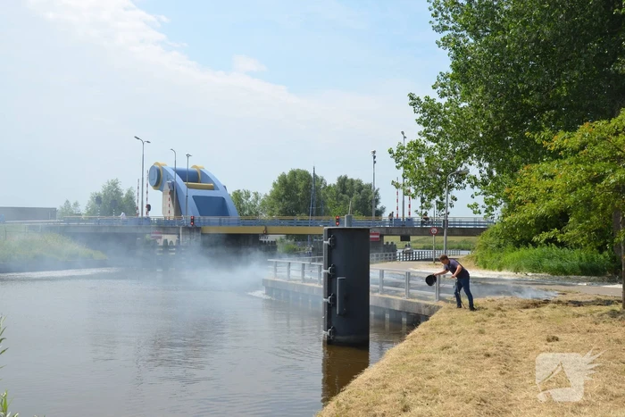 Grasveld bij Slauerhoffbrug in brand