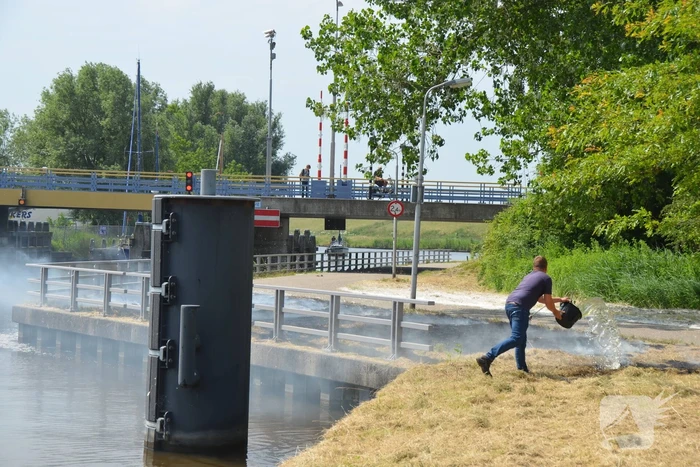 Grasveld bij Slauerhoffbrug in brand
