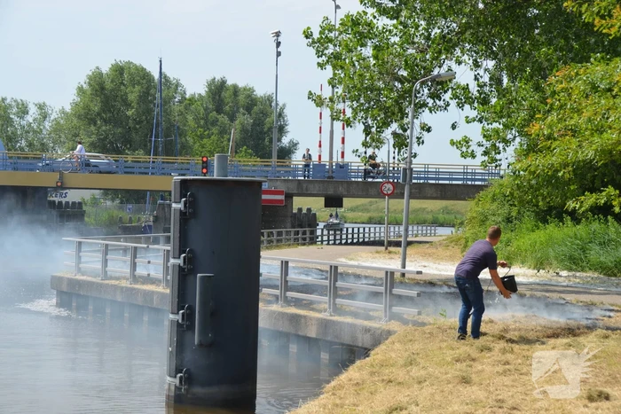 Grasveld bij Slauerhoffbrug in brand