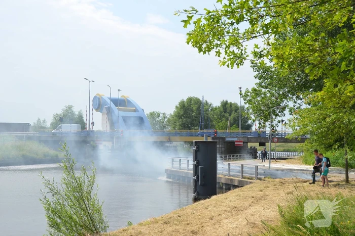 Grasveld bij Slauerhoffbrug in brand