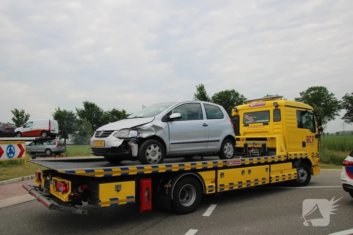 Auto belandt in vangrail