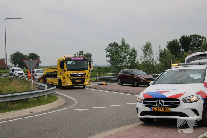 Auto belandt in vangrail