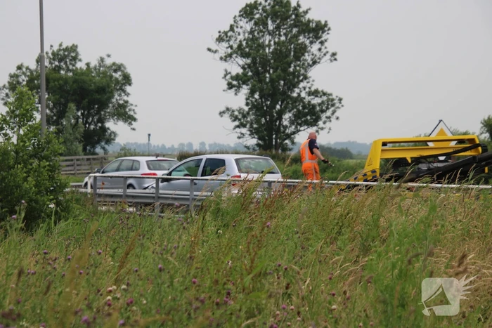 Auto belandt in vangrail