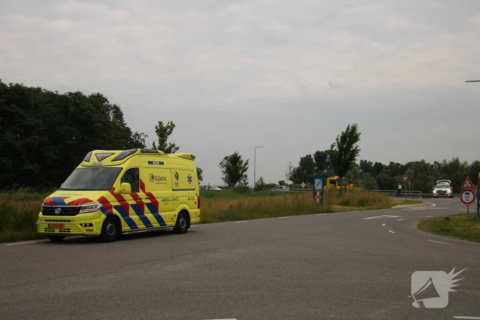 Auto belandt in vangrail
