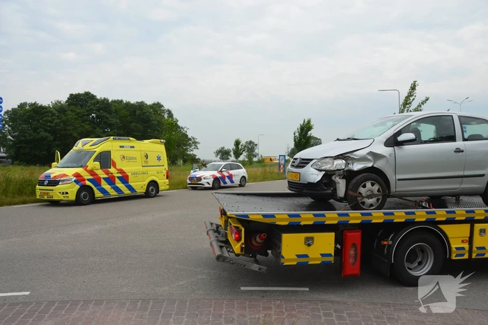 Auto belandt in vangrail
