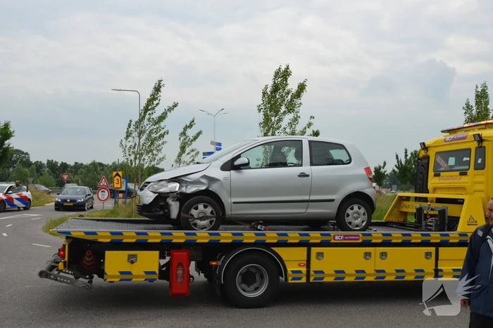 Auto belandt in vangrail
