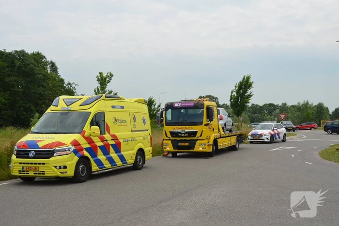 Auto belandt in vangrail
